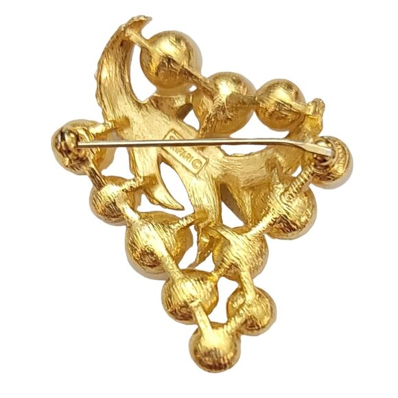 Trifari Crown Over T Gold Tone Faux Pearl Grape Cluster Brooch Pin, Signed M748 - Picture 3 of 7